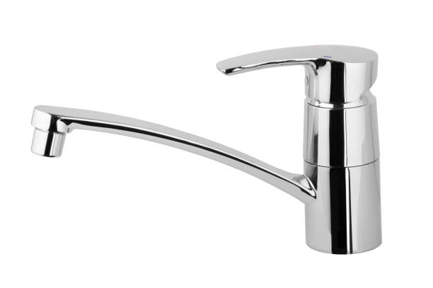 rubinetto dell'acqua, rubinetto metallico cromato per il bagno, miscelatore da cucina acqua calda fredda. isolato su sfondo bianco - water pipe home improvement pipe valve foto e immagini stock