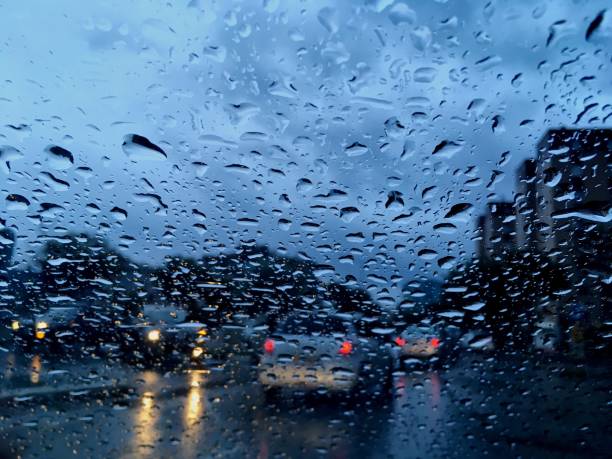 istock Traffic in a rainy day 889548618