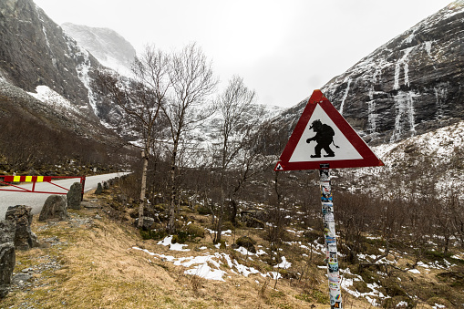 Señal de advertencia de troll divertido en la carretera de Trollstigen, Noruega photo