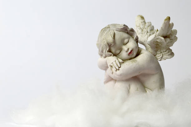 angel slapen op de wolk - engel stockfoto's en -beelden