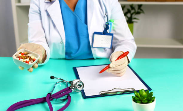 Female doctor hand hold pack of different tablet blisters at workplace. Panacea, life save service, prescribe medicament, legal drug store, disease healing, blood pressure concept. pack de tabletas diferentes ampollas de asimiento de la mano de la doctora en lugar de trabajo. panacea, vida excepto servicio de prescribir medicamento, tienda legal de drogas, curación de la enfermedad, concepto de presión arterial. vista de buzón