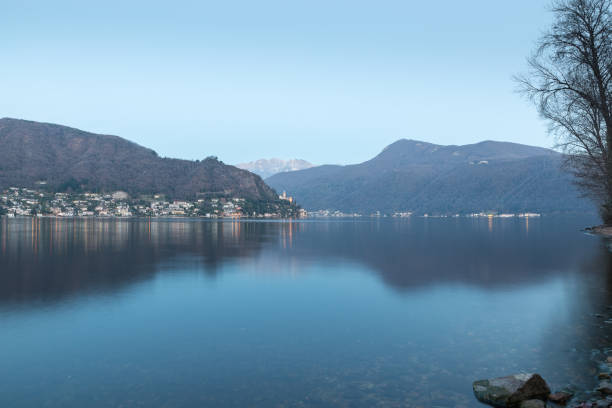 jezioro lugano między ponte tresa i porto ceresio włochy. widok na szwajcarię (canton ticino), wioskę morcote; w centrum monte san giorgio (mount saint george) unesco miejscu do odkrycia tysięcy morskich skamieniałości - ticino canton mountain lake lugano lake zdjęcia i obrazy z banku zdjęć