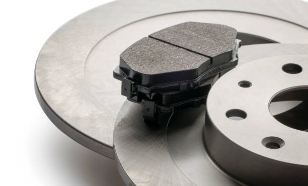 disco de freio de carro novo e pastilha de freio no fundo branco - part of vehicle brake disc brake pad isolated - fotografias e filmes do acervo