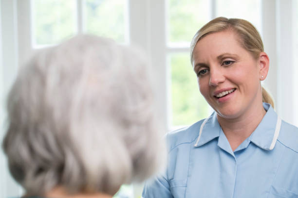 atención trabajadores hablar con mujer mayor en casa - care community 80 plus years cheerful fotografías e imágenes de stock