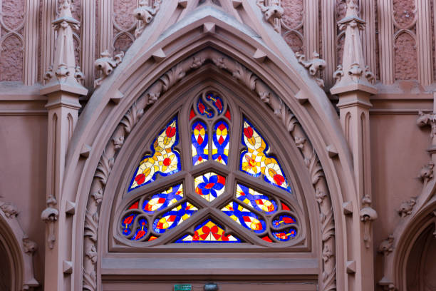 vidrieras de la ventana de la catedral de la antigua gnosis - gnosis fotografías e imágenes de stock