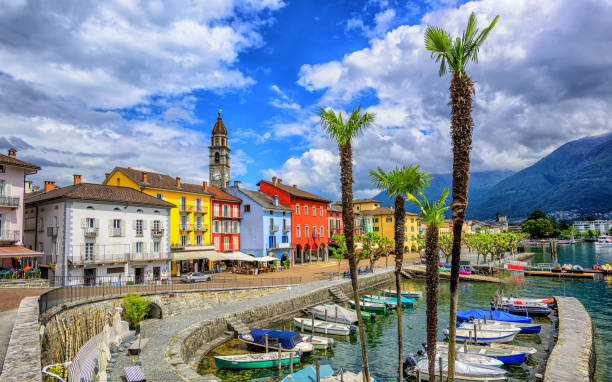 altstadt von ascona am lago maggiore, schweiz - seepromenade stock-fotos und bilder