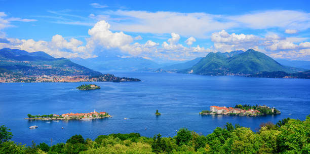 vista panoramica sul lago maggiore, italia - tourist resort lake italy scenics foto e immagini stock