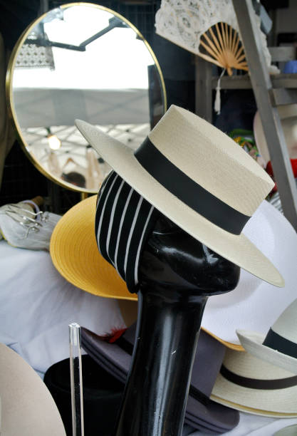 マネキンの顔と博覧会の帽子 - mannequin clothing window display fashion ストックフォトと画像