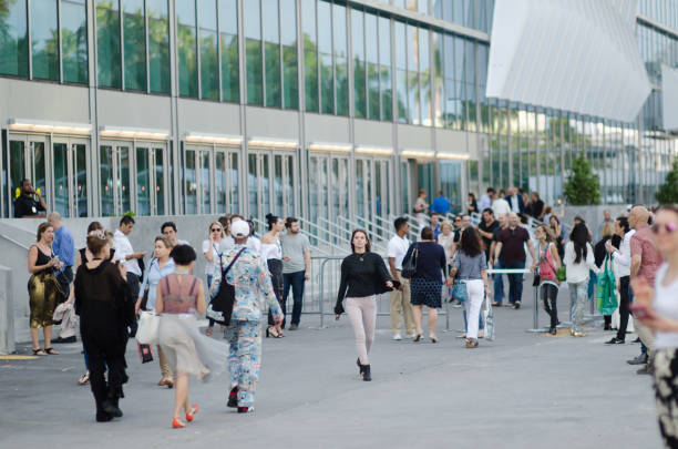 visitatori alla moda fuori dall'arte basilea miami beach - art basel miami beach immagine foto e immagini stock