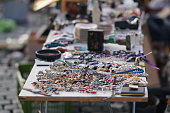 gruppe-von-vintage-objekte-auf-einem-flohmarkt.jpg?b=1&s=170x170&k=20&c=vIMG1WfmDrS742xxgO7hAtiepnrVhBeF9Es4ZyzWjUY=