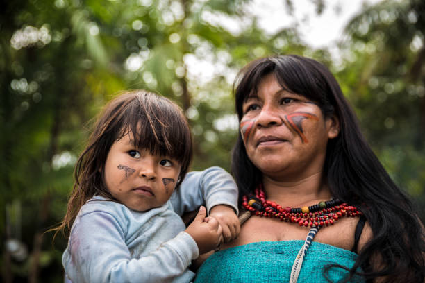 mather e hija de la tribu tupí guaraní en manaus, brasil - india women ethnic indigenous culture fotografías e imágenes de stock