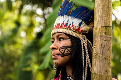 Niña indígena de tribu tupí guaraní en Manaus, Brasil photo