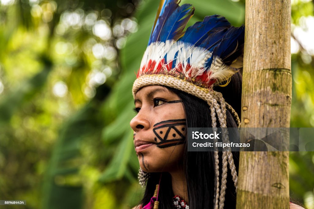 Niña indígena de tribu tupí guaraní en Manaus, Brasil - Foto de stock de Cultura indígena libre de derechos