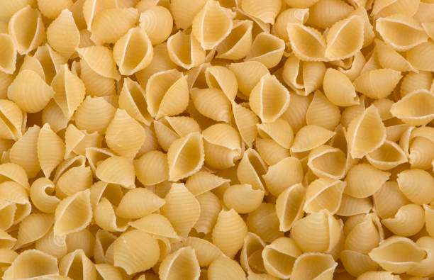 texture de coquilles de mer de forme de macaronis - serving size weight scale scale food photos et images de collection