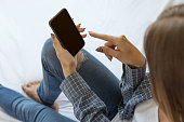frau-mit-telefon-verlegung-zu-hause.jpg?