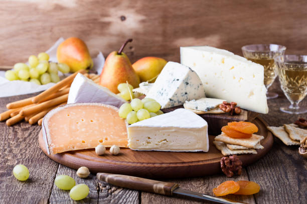 queso, fruta y vino en la tabla de cortar madera - cheese still life tray french cuisine fotografías e imágenes de stock