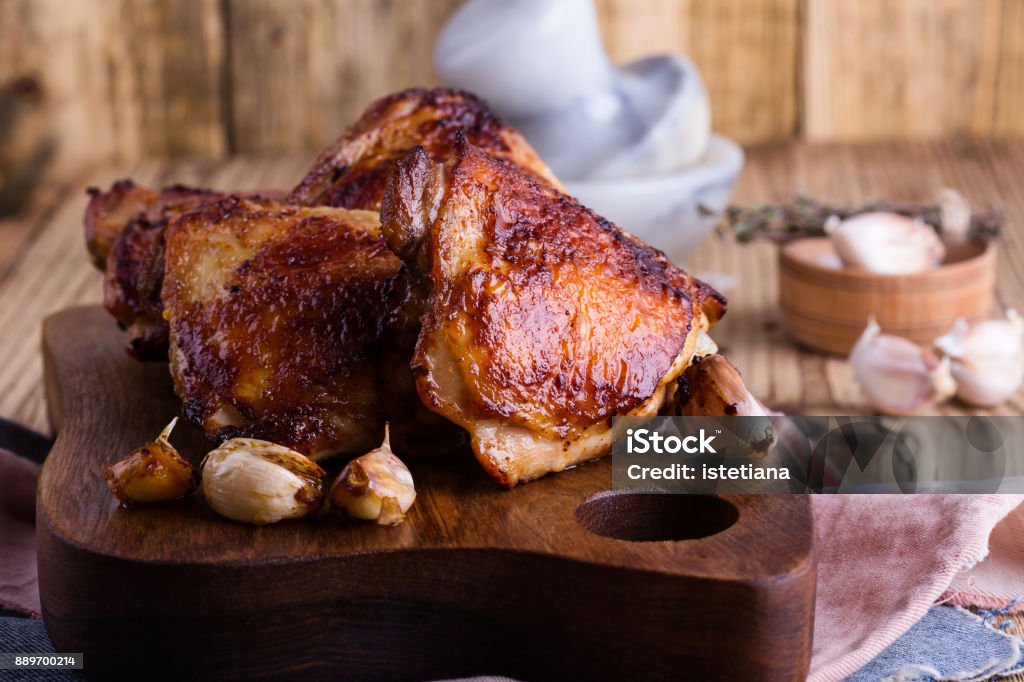 Cuisses de poulet rôti à l’ail - Photo de Cuisse - Jambe humaine libre de droits