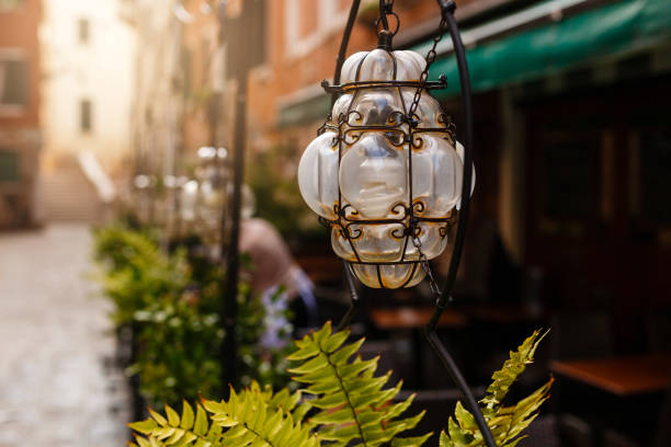 linterna en un café de calle al amanecer - venice italy italy street italian culture fotografías e imágenes de stock
