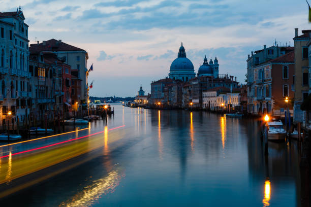 gran canal y la basílica santa maría della salute, venecia, italia - venice italy veneto architecture blue fotografías e imágenes de stock