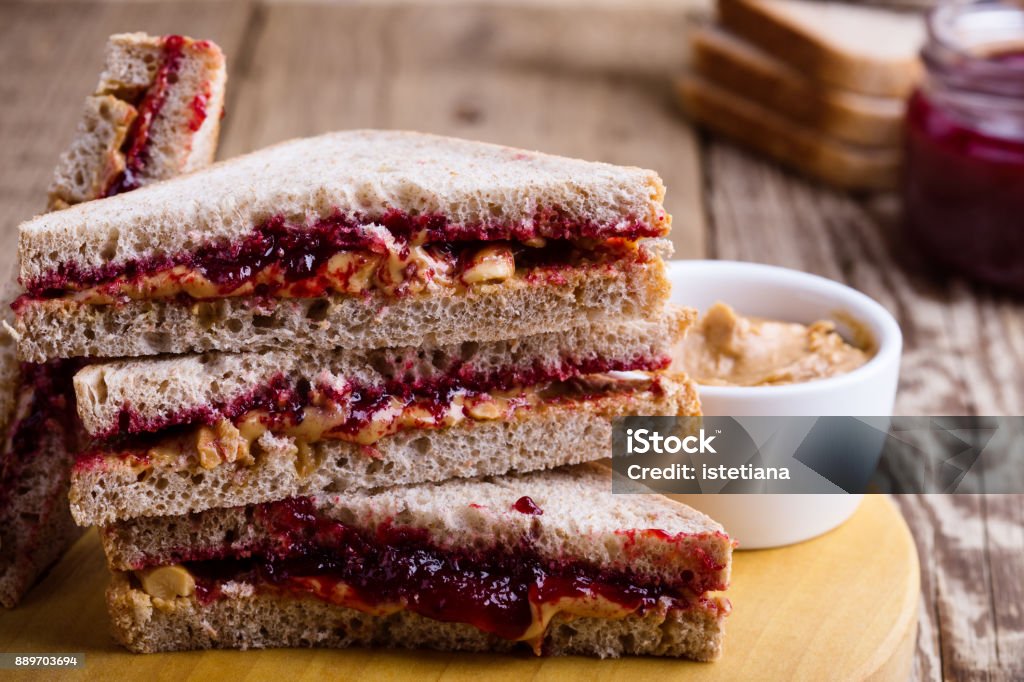 sandwich à la confiture et au beurre de cacahuète - Photo de Beurre de cacahuètes libre de droits