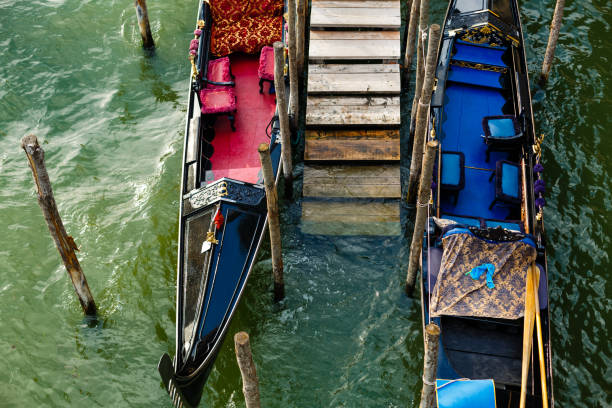 góndolas preliminar cerca de st. marcas plaza de venecia, italia - venice gondola fotografías e imágenes de stock