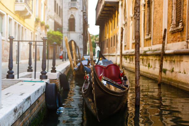 gondeln geparkt nahe dem markusplatz in venedig, italien - venice italy italy gondola canal stock-fotos und bilder