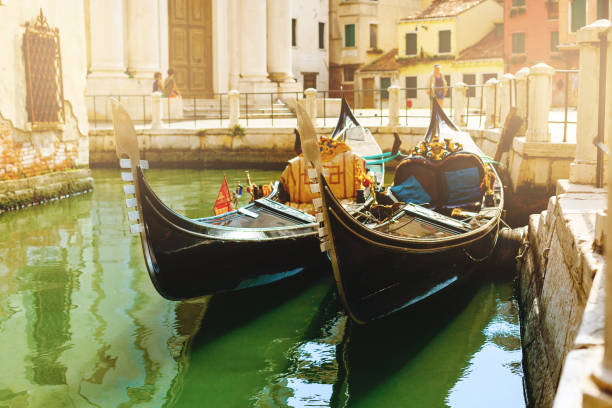 kanał z dwoma gondolami w wenecji, włochy. architektura i zabytki wenecji. wenecka pocztówka z gondolami wenecji. - venice italy zdjęcia i obrazy z banku zdjęć