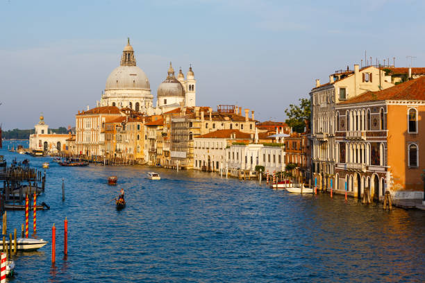 barcos al amanecer en venecia, hermosa vista sobre el gran canal en venecia, italia romántica - venice gondola fotografías e imágenes de stock