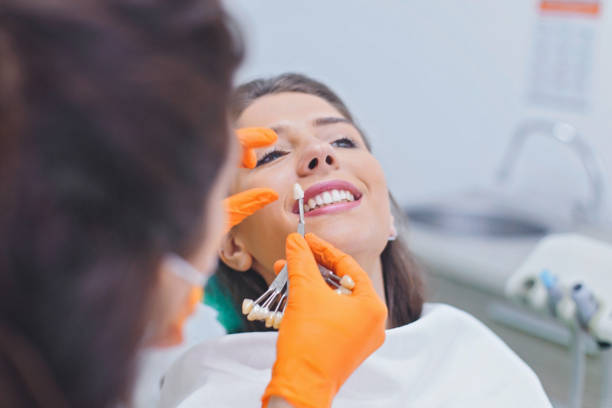 dentista elige el color de los dientes - dental hygiene prosthetic equipment dentist office dental equipment fotografías e imágenes de stock