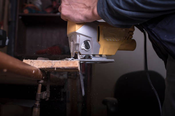 istock Amateur carpenter uses the jigsaw tool 889740834