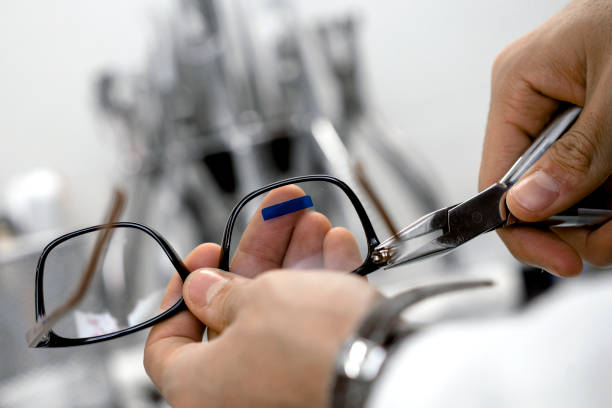 réparations lunettes opticien - eyewear eyesight new personal accessory photos et images de collection