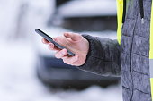 mann-halten-handys-und-winter-auto-diens