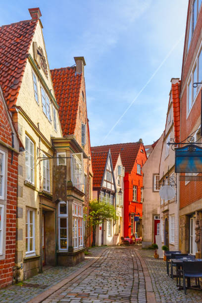 istock Medieval street Schnoor in Bremen, Germany 889803734