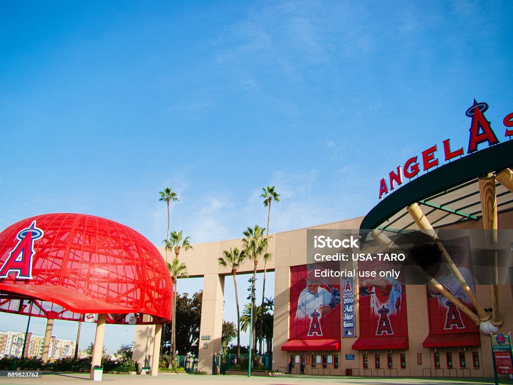 Der Haupteingang des Angel Stadium - Lizenzfrei Baseball Stock-Foto