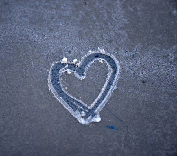 istock Heart shape on a frosty car glass 889857492