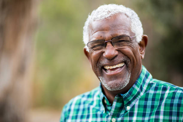 senior afro-américain dans nature portrait - nature forest clothing smiling photos et images de collection