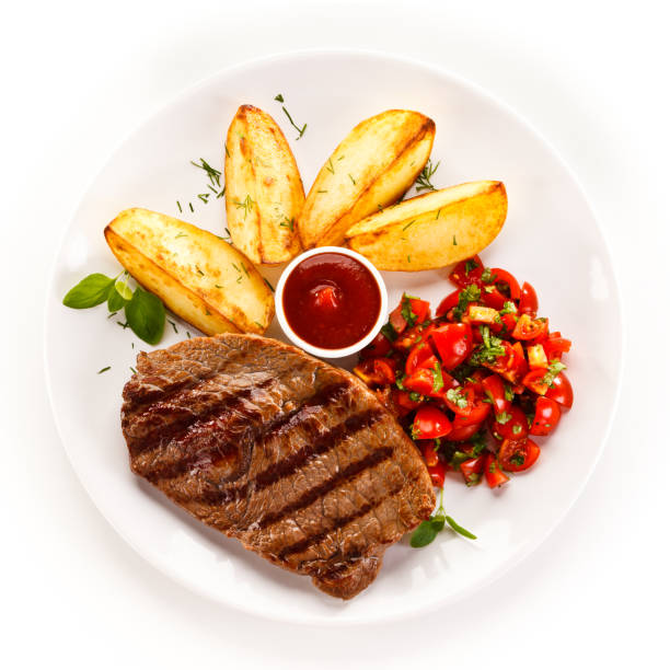 bistecca alla griglia con patate al forno e verdure - meat steak filet mignon sirloin steak foto e immagini stock