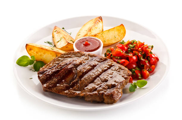 стейк на гриле с печеным картофелем и овощами - cutlet pork steak schnitzel стоковые фото и изображения