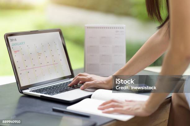 Mujer De Planificación De Agenda Y Calendario Utilizando El Planificador De Eventos De Calendario Mujer Manos Planea Vacaciones En Ordenador Portátil Calendario Planificador De La Gestión De Las Organizaciones Recuerdan Concepto Foto de stock y más banco de imágenes de Calendario