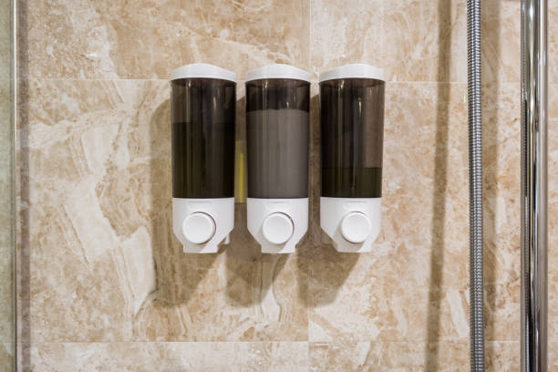 doos van de zeep, shampoo, conditioner hangen aan de muur in badkamer - hotel shampoo stockfoto's en -beelden