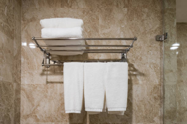 asciugamano bianco pulito appeso con accatastato su rotaia in bagno - towel hanging bathroom railing foto e immagini stock