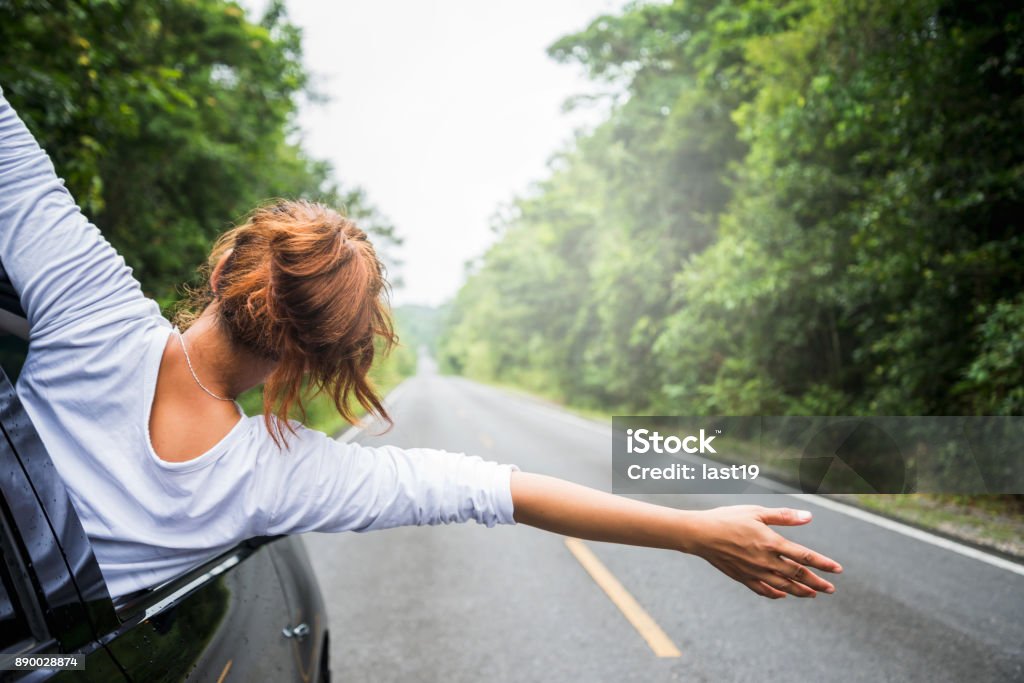 Le donne asiatiche viaggiano rilassarsi in vacanza. guidare un'auto che viaggia felicemente. - Foto stock royalty-free di Automobile