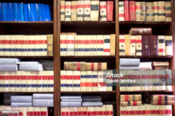 Estantería De Libros Un Montón De Viejos Legales Foto de stock y más banco de imágenes de Biblioteca de derecho - Biblioteca de derecho, Traducciones, Sistema jurídico