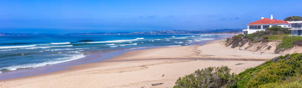 der strand in keurboomstrand in der nähe von plettenberg bay - plettenberg bay tourist resort south africa coastline stock-fotos und bilder