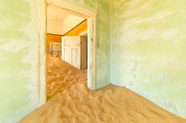 istock Verlaten huizen in de woestijn 890104662