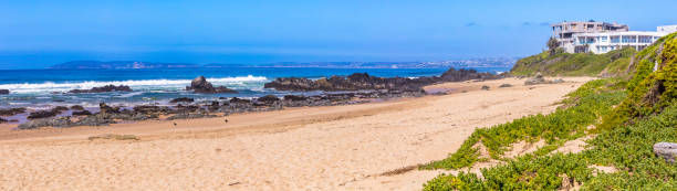 der strand in keurboomstrand in der nähe von plettenberg bay - plettenberg bay tourist resort south africa coastline stock-fotos und bilder