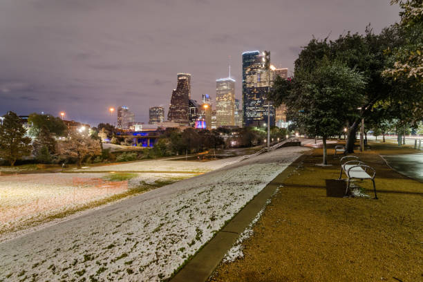 downtown houston, à noite, com queda de neve em eleanor park - eleanor - fotografias e filmes do acervo