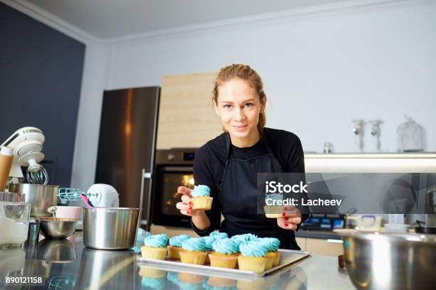 Photo libre de droit de Femme De Pâtissier Confiseur Tenant Un Plateau De Petits Gâteaux banque d'images et plus d'images libres de droit de Décorer un gâteau