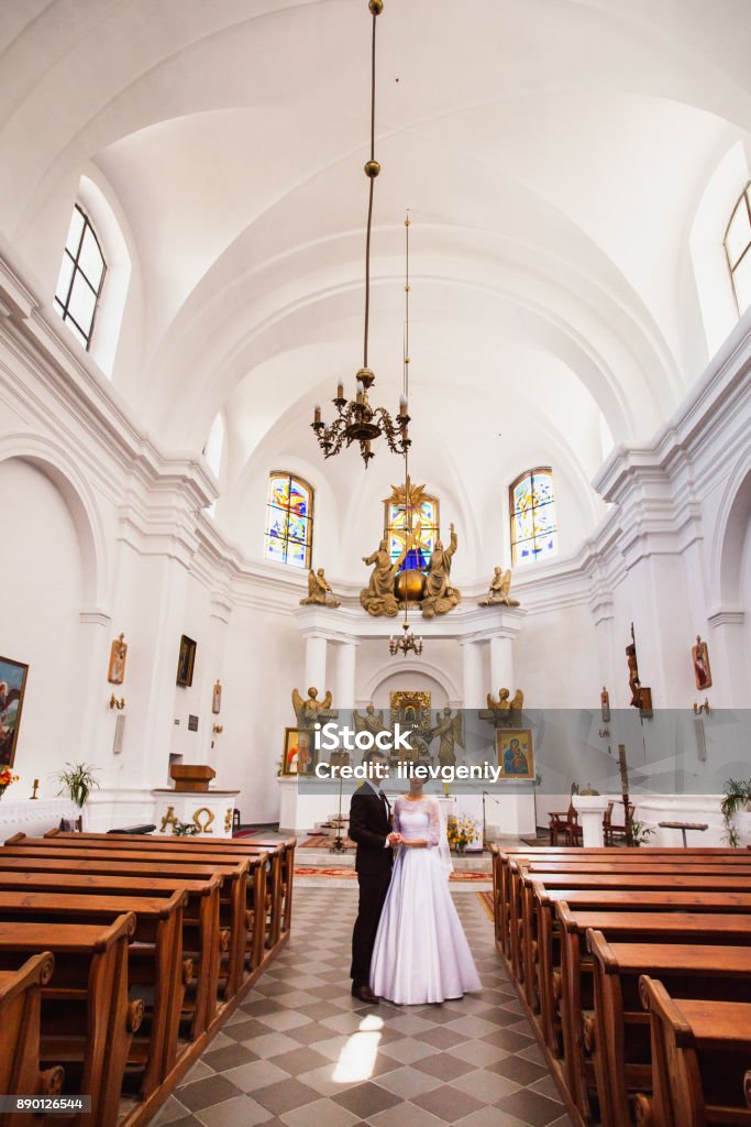 Novio Y Novia Con Un Vestido Blanco En La Iglesia Ceremonia De La Boda Familia Feliz Foto de stock y más banco de imágenes de Ceremonia Matrimonial - iStock Novio Y Novia Con Un Vestido Blanco En La Iglesia Ceremonia De La Boda Familia Feliz Foto de stock y más banco de imágenes de Ceremonia Matrimonial - iStock