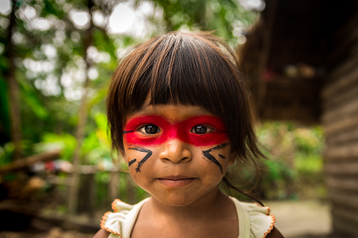 Niño brasileño nativo de Tupi Guarani tribu, Brasil photo